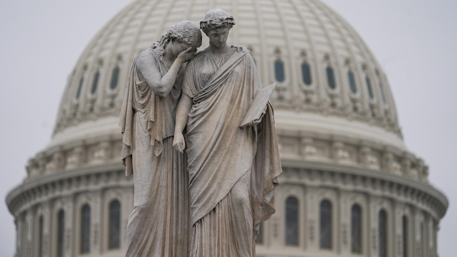 Le monument de la Paix devant le dôme du Capitole à Washington, alors que le gouvernement entame sa deuxième semaine de fermeture.