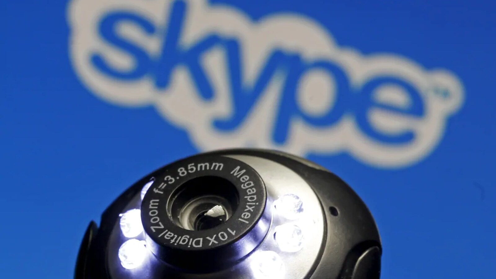 Le logo de Skype au-dessus d'une caméra web.