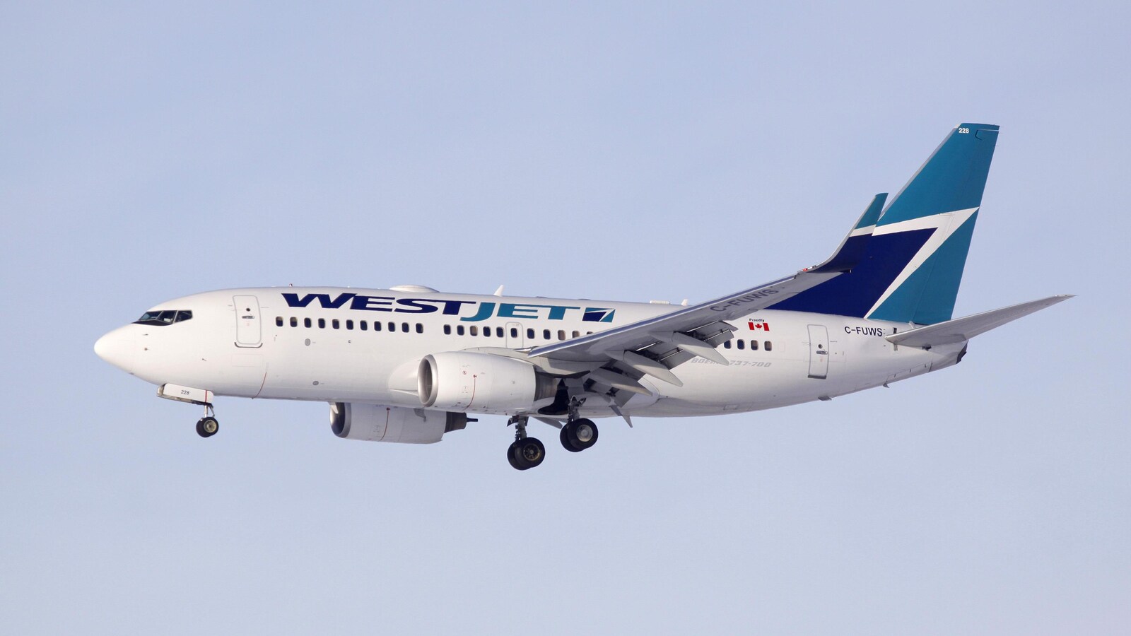 Un Boeing 737 de l'entreprise WestJet est en plein vol et se prépare à atterrir.