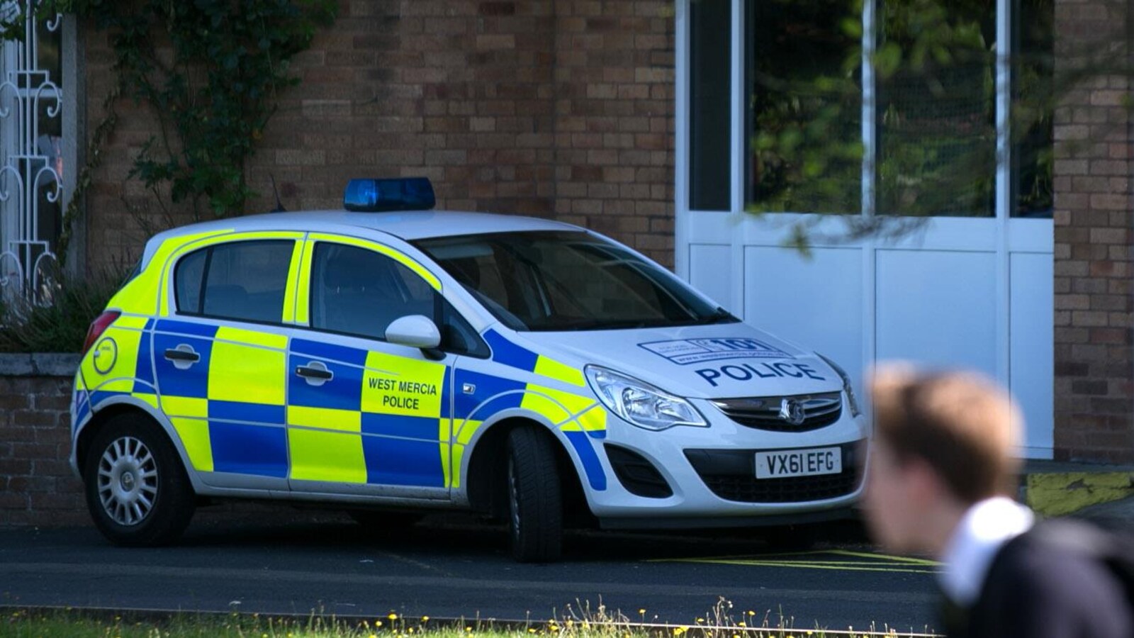 Une voiture de police stationnée, sur la portière il est inscrit: « west mercia police ».