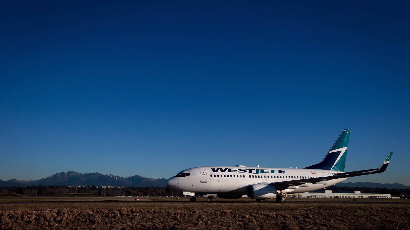 Un Boeing 737-700 de WestJet arrive à l'aéroport de Vancouver.