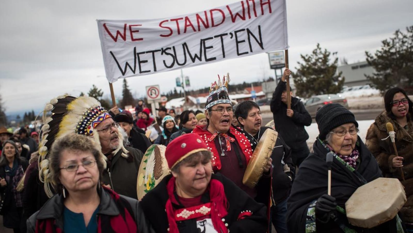 Un groupe de manifestants est réuni en appui à la nation Wet'suwet'en.