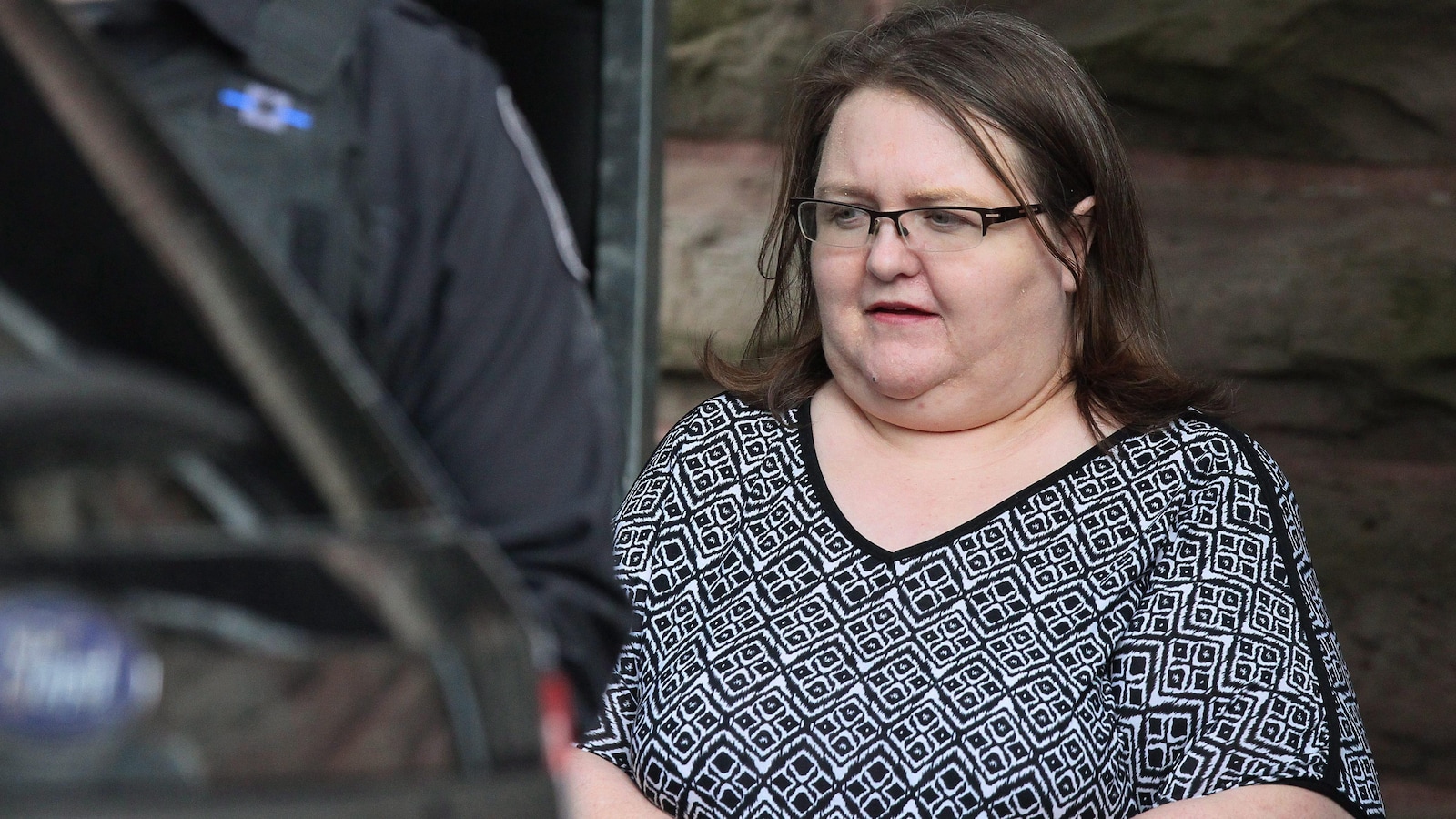 Photo d'Elizabeth Wettlaufer, menottée