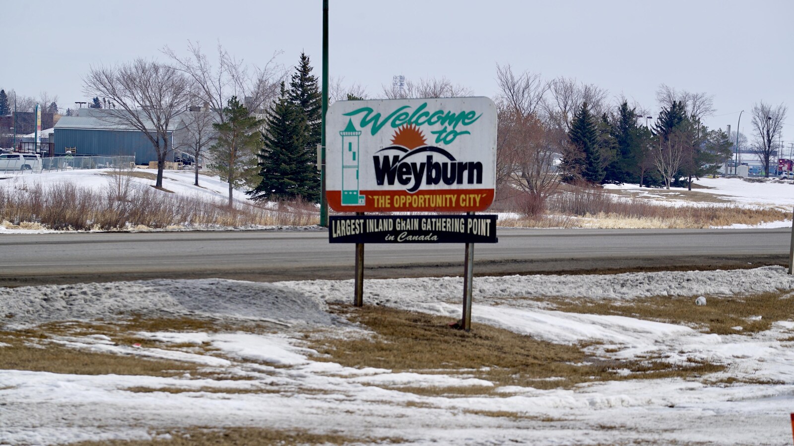 Une affiche sur une route annonçant la bienvenue à Weyburn.