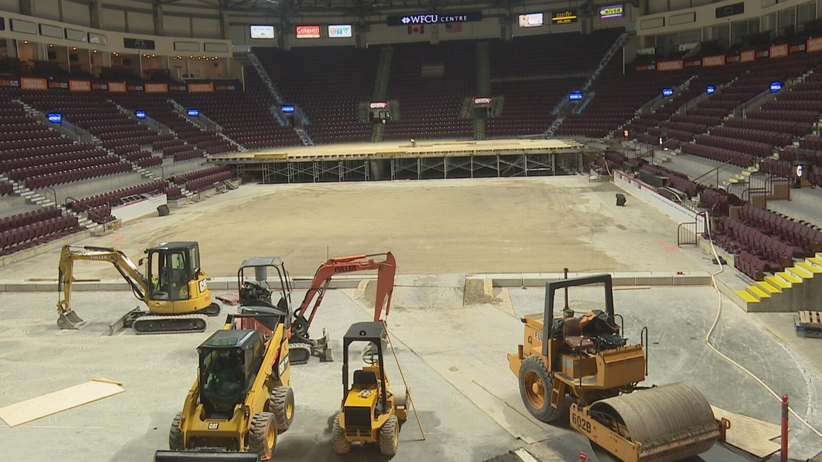 De grosses machines de construction sont à l'arrêt dans un amphithéâtre
