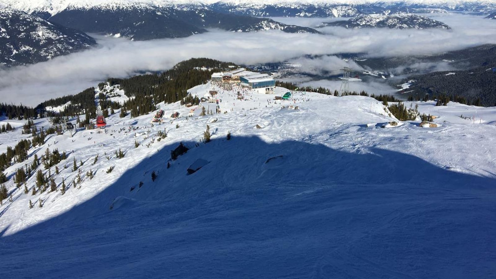 La montagne de Whistler et des sommets à l'horizon.