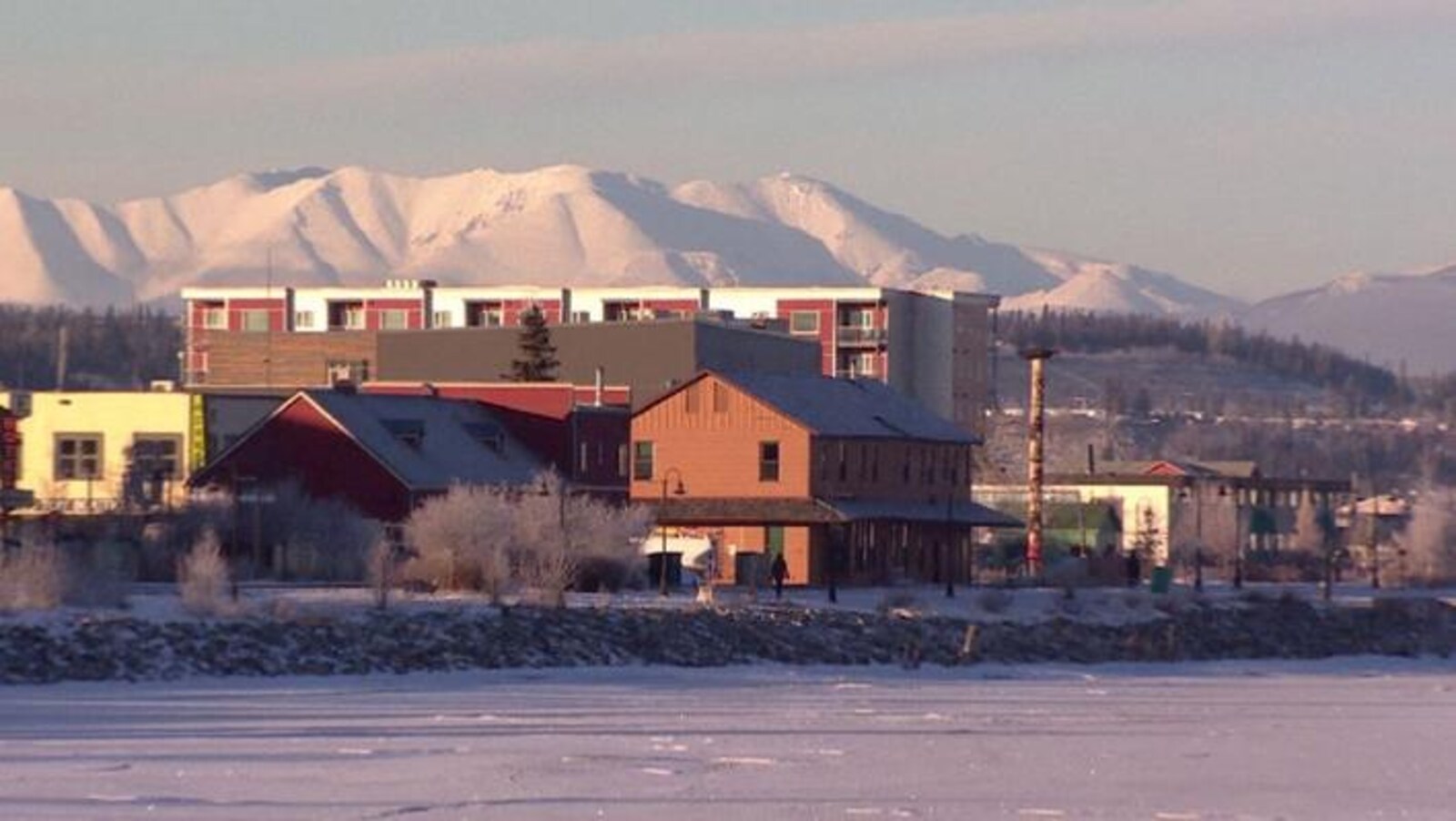 La ville de Whitehorse pendant l'hiver avec un ciel bleu et des collines enneigées