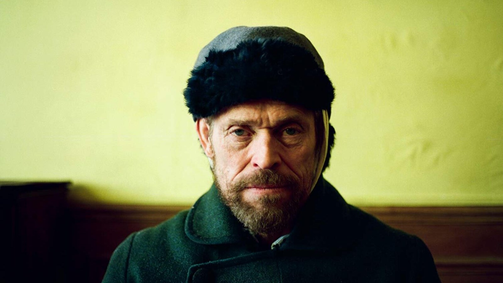 L'homme porte un bandage sur une oreille et un bonnet.