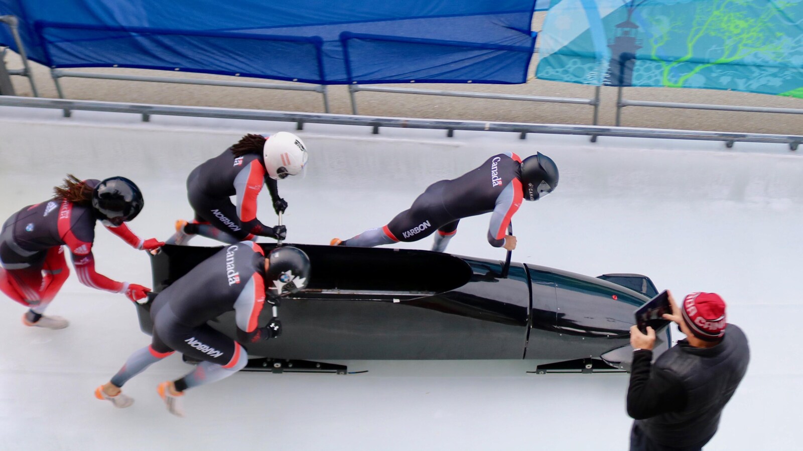 William Auclair de Québec, qui pousse à la droite du bob, a réussi son pari de se tailler un poste parmi l'équipe canadienne de bobsleigh.