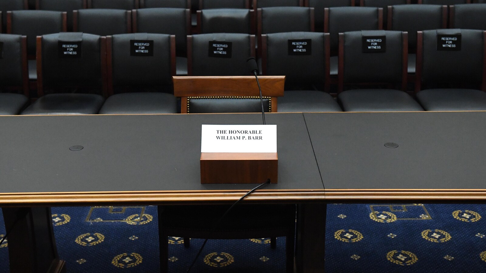 La photo montre la chaise – vide – où devait s'asseoir William Barr.