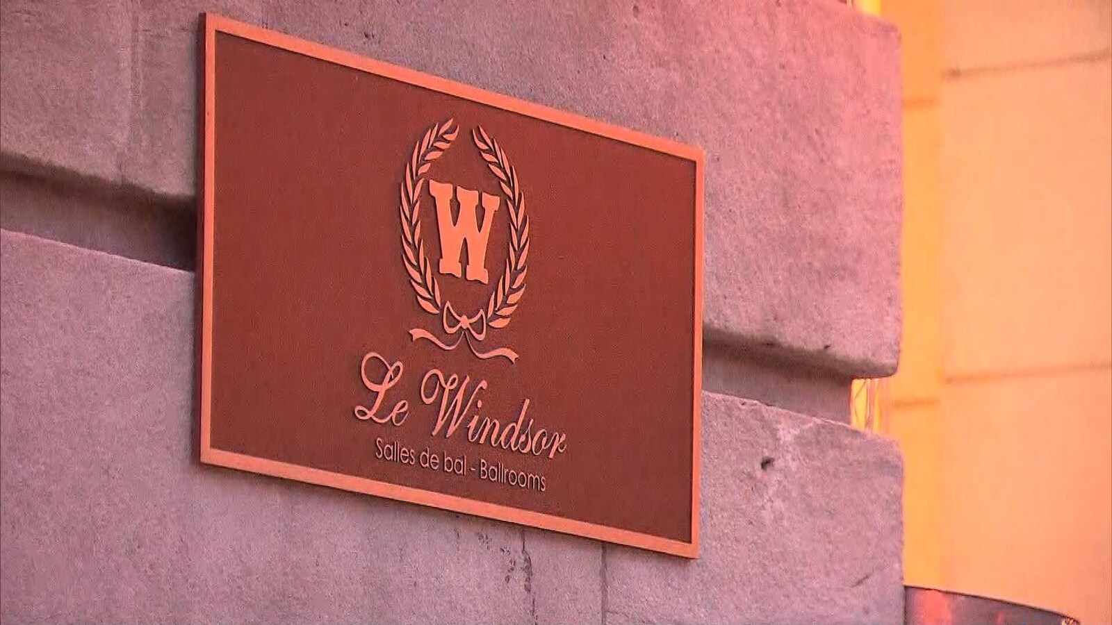 Une plaque sur le mur d'un bâtiment sur laquelle il est écrit: «Le Windsor, salles de bal»