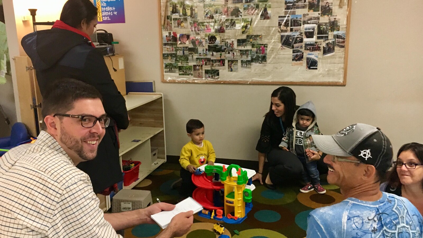 Un groupe de personnes assis par terre dans un centre éducatif