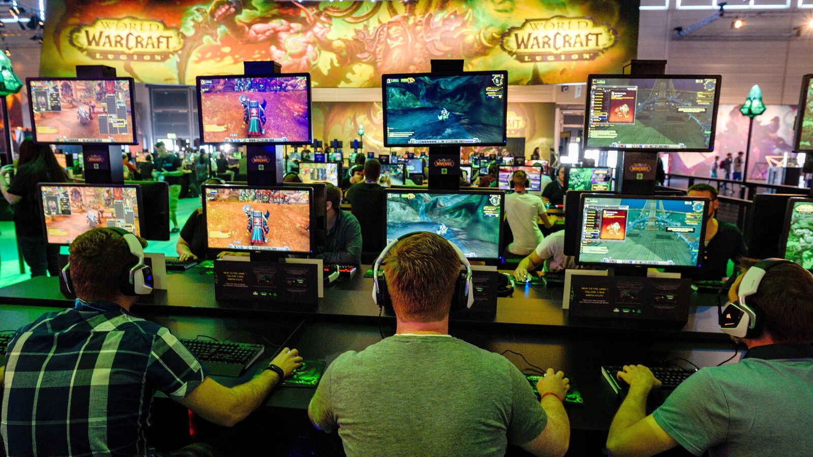 Des joueurs de dos avec des casques jouent au jeu en groupe.