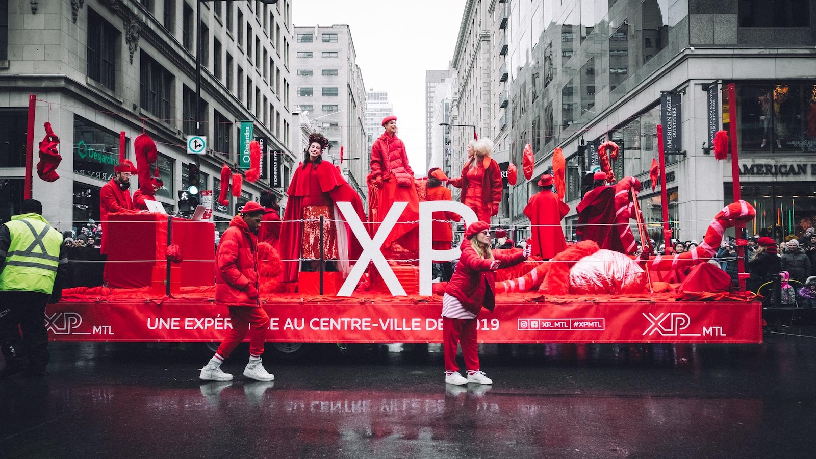 Des artistes font une démonstration sur un char allégorique pour faire la promotion de la programmation événementielle annuelle qui débutera en février au centre-ville de Montréal.