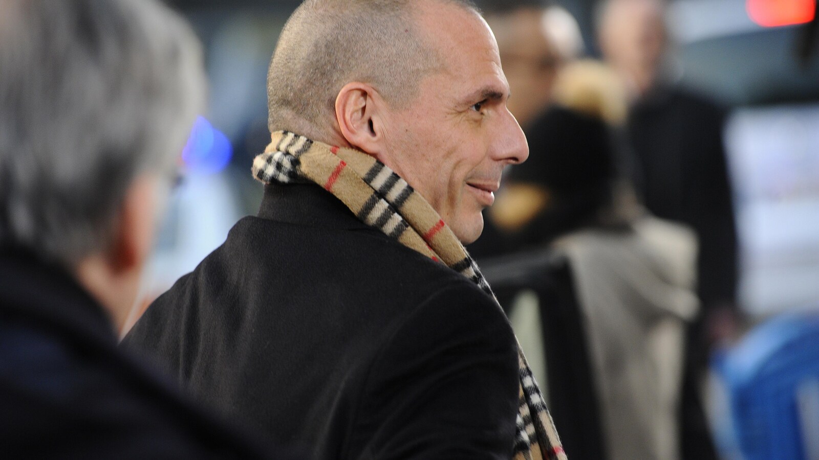 Photo d'archives de l'ancien ministre grec des Finances, Yanis Varoufakis, portant une écharpe de la marque Burberry.