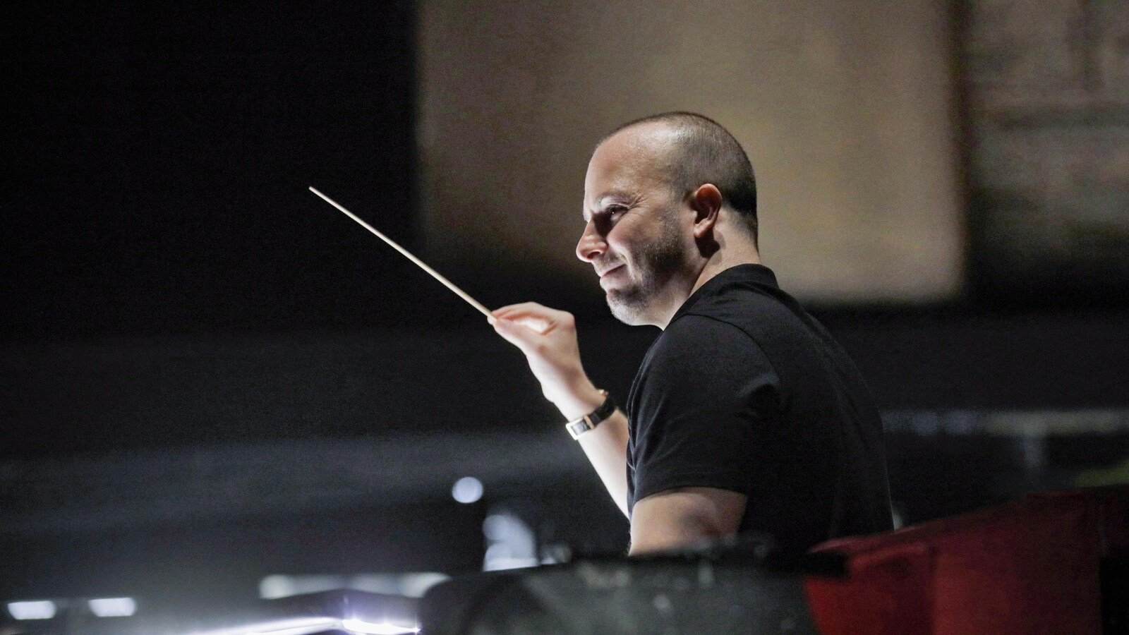 Yannick Nézet-Séguin tenant une baguette de chef d'orchestre dans une salle de répétition.
