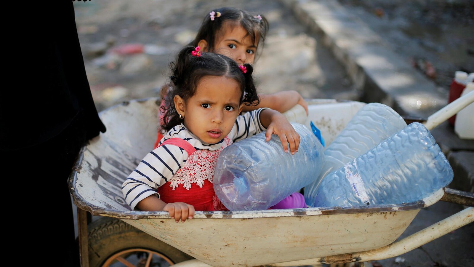 Les enfants serrent contre elles des cruches vides
