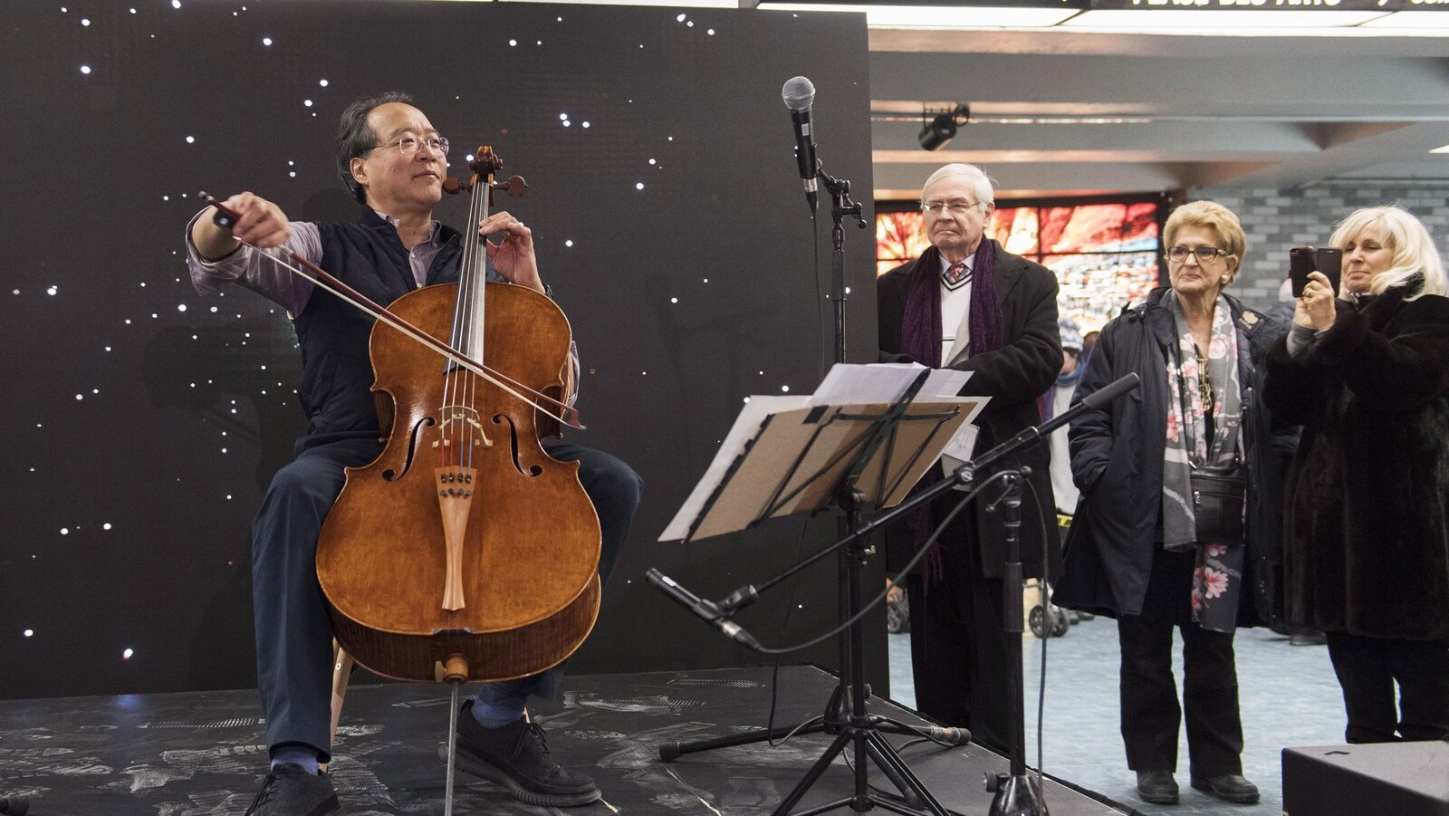 Yo-Yo Ma joue du violoncelle dans une station de métro.
