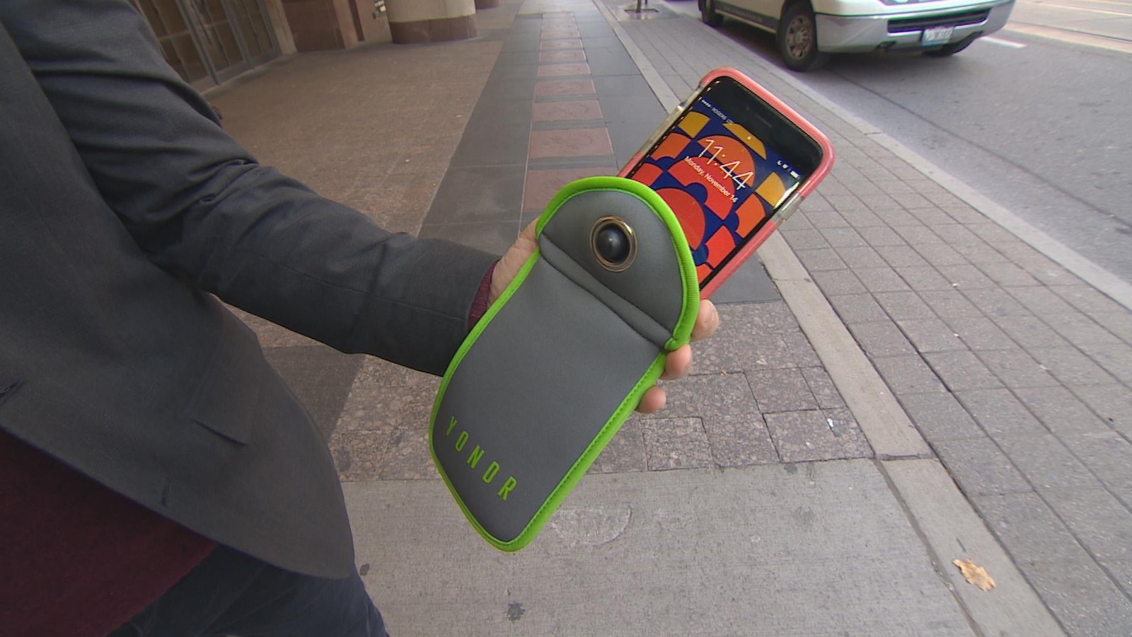 Un téléphone intelligent est glissé à l'intérieur d'une pochette Yondr.
