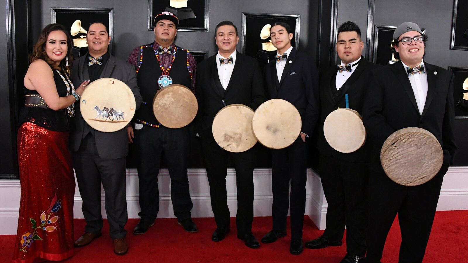 Le groupe autochtone canado-américain Young Spirit s'est illustré sur le tapis rouge avant la cérémonie de remise des prix Grammy.
