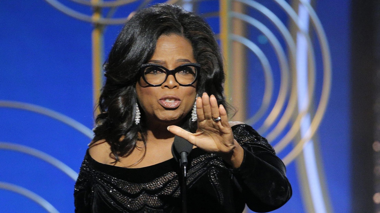 Oprah Winfrey s'adresse à l'auditoire.