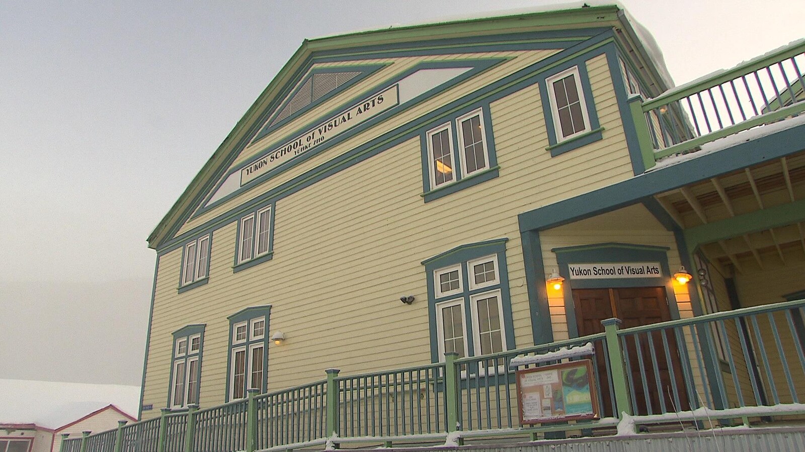 Façade de l'édifice en hiver.
