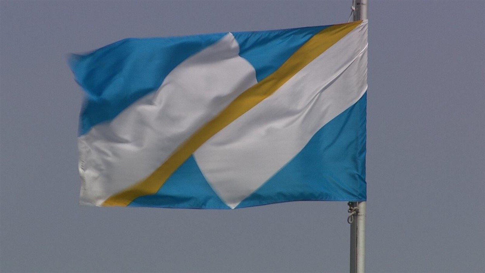 drapeau bleu-blanc-or au vent