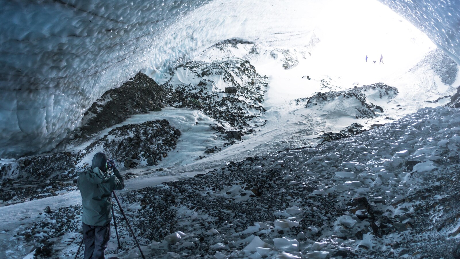 grotte de glace avec photographe