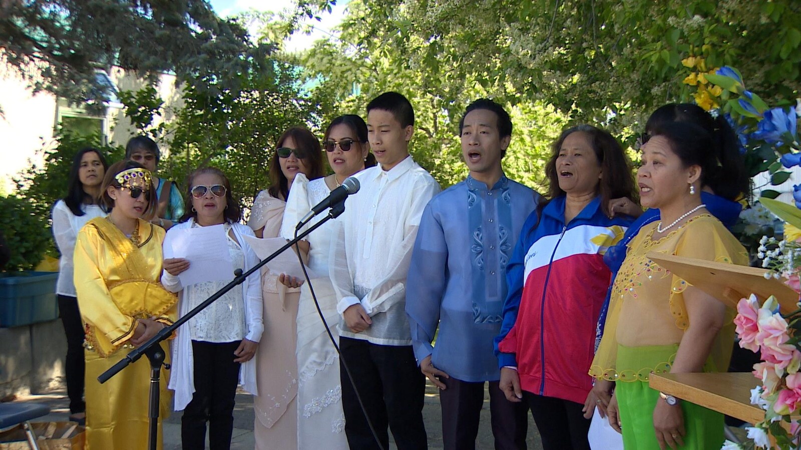 Des membres de la communauté philippine chantent l'hymne national.