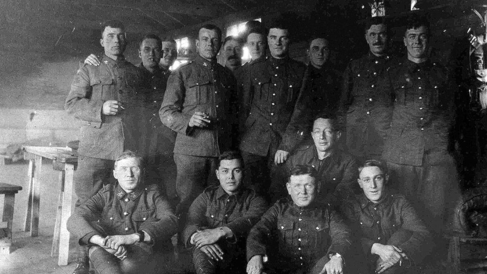Un groupe de 15 hommes posent en habit militaire.