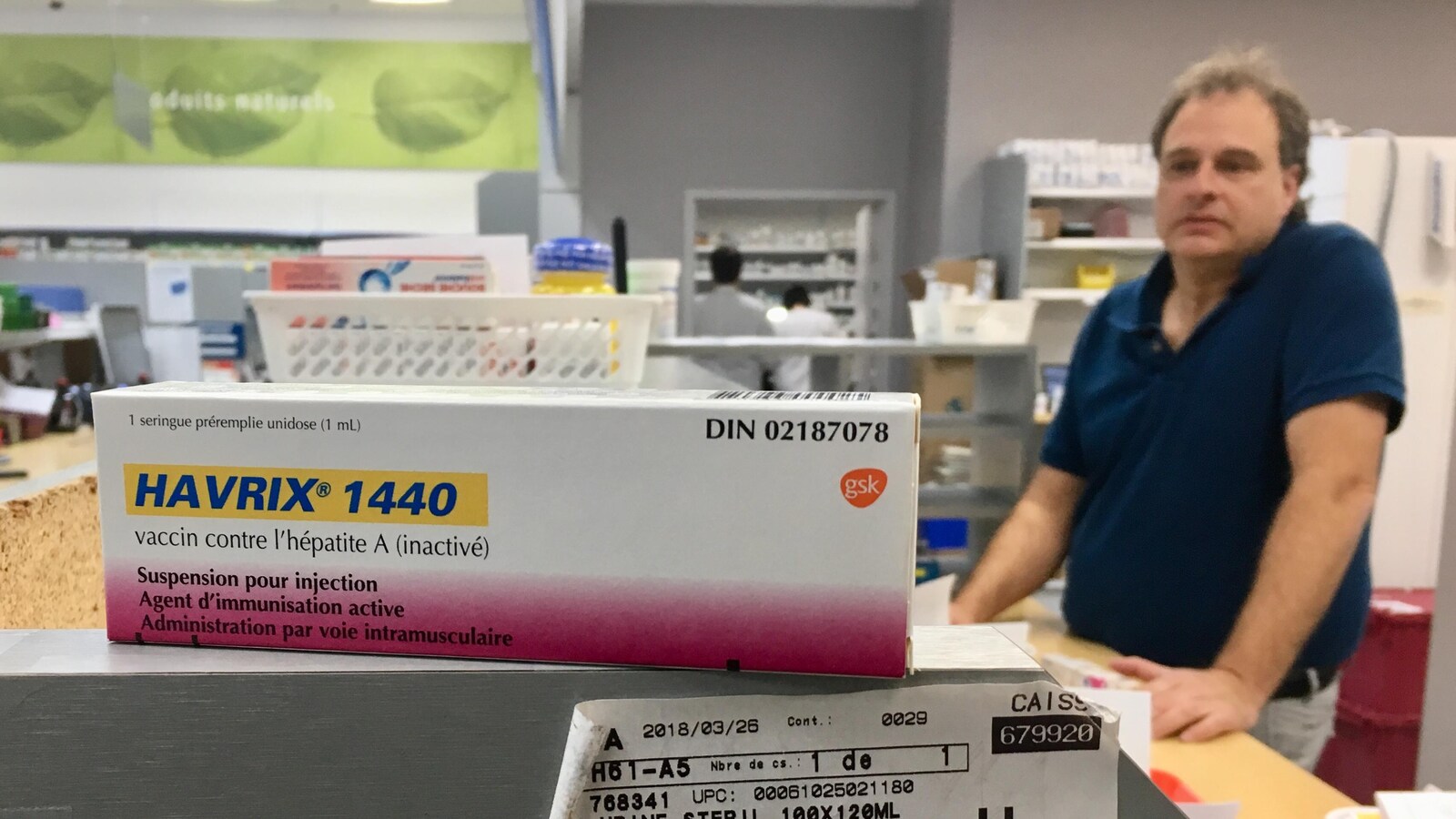 Une boîte de vaccin contre l'hépatite A devant le phamarcien de Trois-Rivières Yves Bordeleau