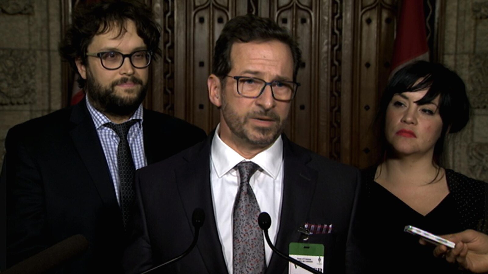 Yves-François Blanchet en conférence de presse, avec à ses côtés les députés bloquistes Gabriel Ste-Marie et Marilène Gill.