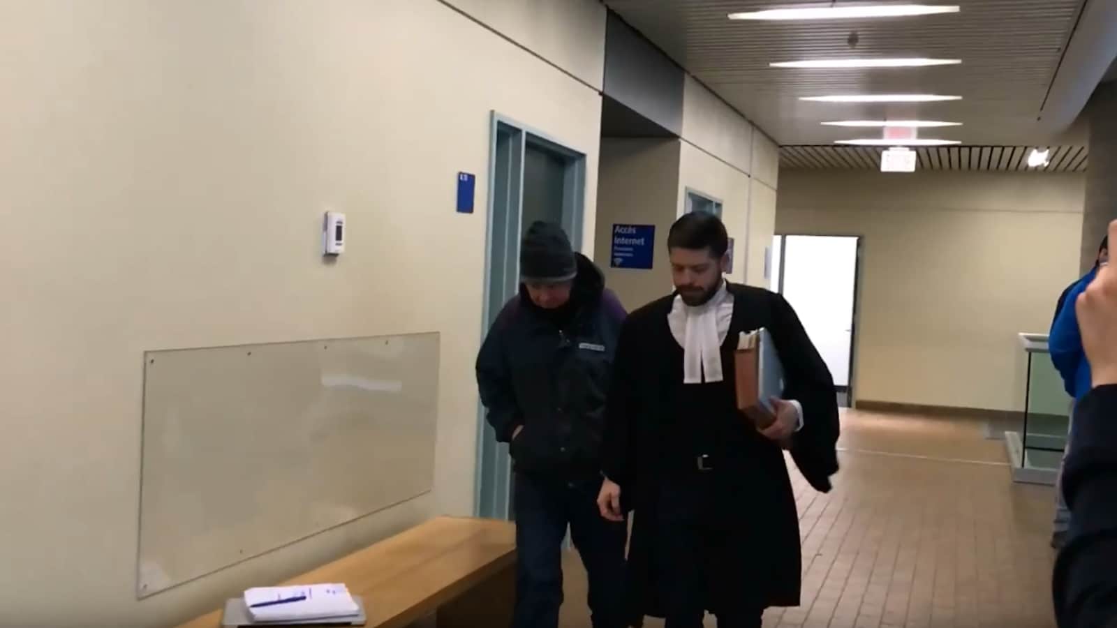 Yves Leclerc en compagnie de son avocat au palais de justice de Québec.