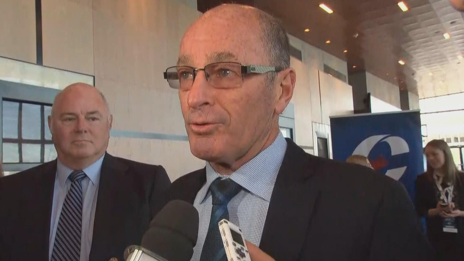Yves Lévesque s'adresse aux journalistes.