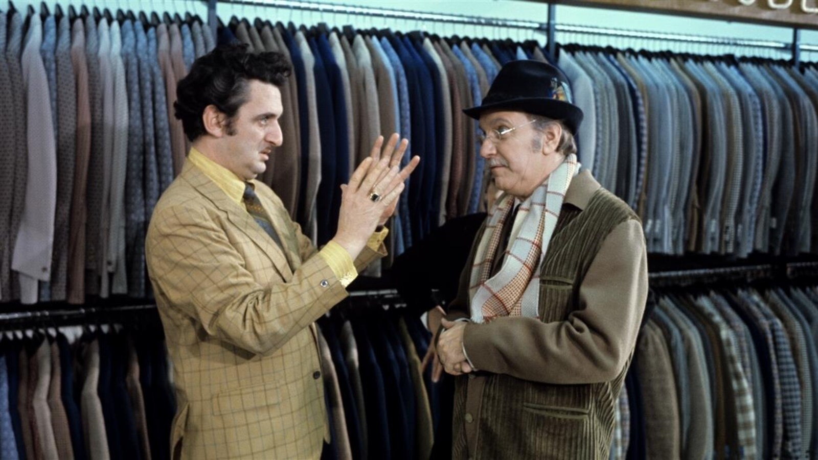 Le réalisateur Yvon Trudel dirige le comédien Jean Duceppe dans <i>Rue des pignons</i> en 1971.