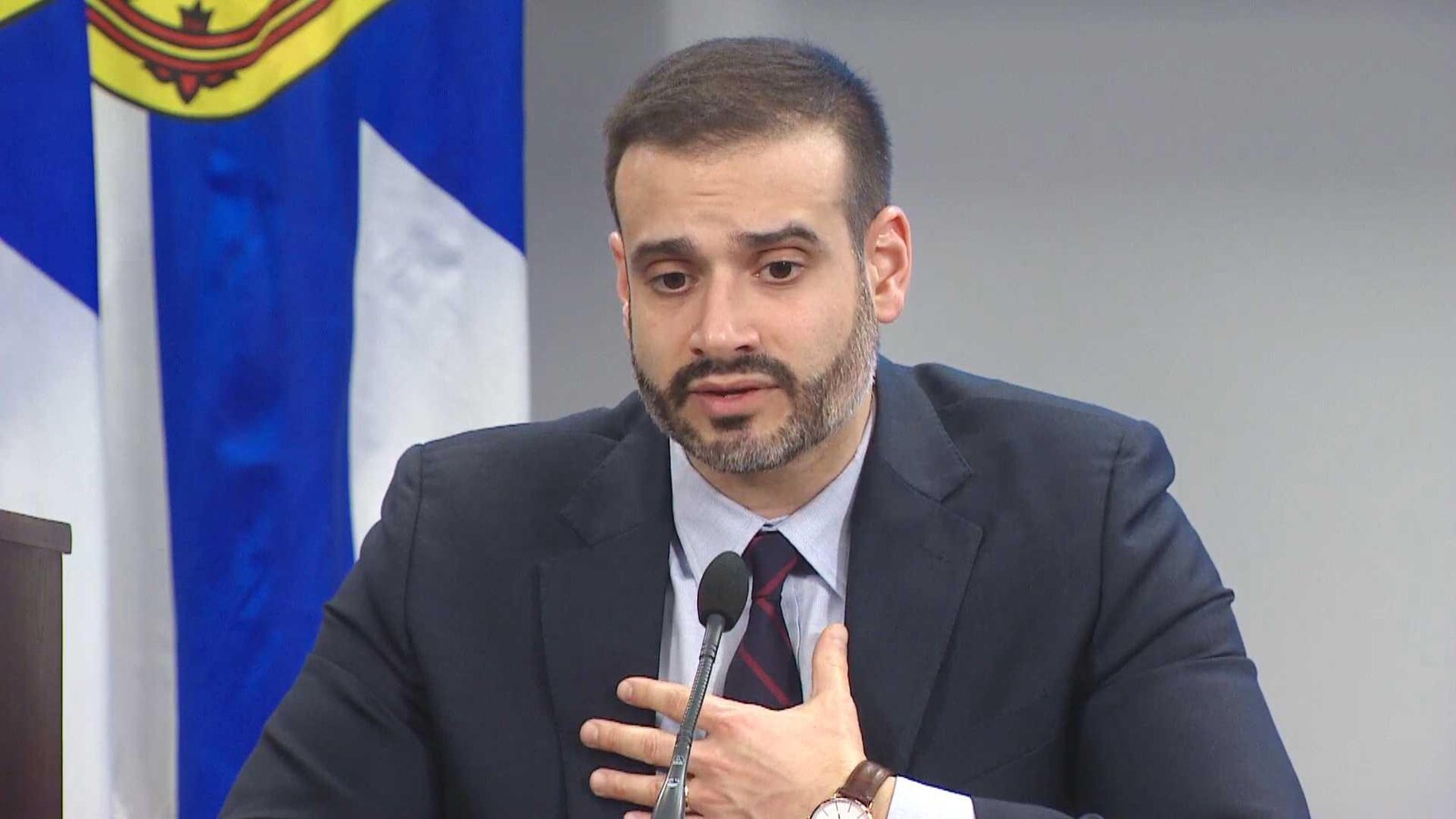 Le ministre de l'Éducation Zach Churchill en conférence de presse.