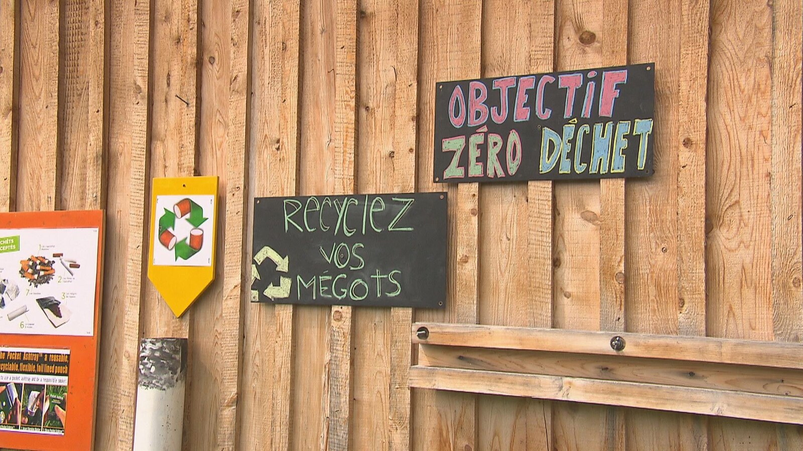 Le festival La Nuit du pont couvert à Gould s'était donnée une mission « zéro déchet » en 2018. On voit ici deux pancartes : Objectif zéro déchet et Recyclez vos mégots.