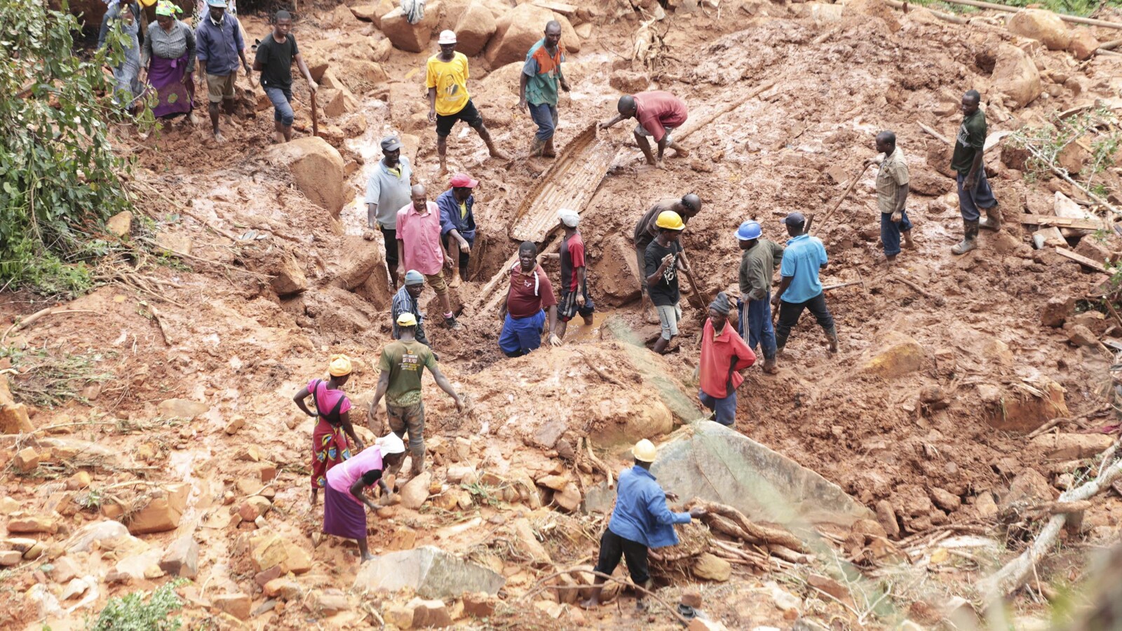 Une famille creuse le sol pour retrouver un fils enseveli sous la boue à Chimanimani à quelque 600 kilometres d'Harare, Zimbabwe
