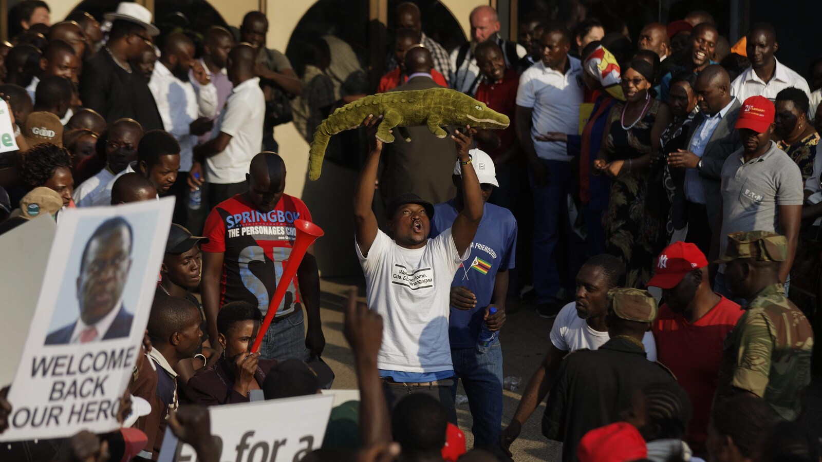 Un partisan d’Emmerson Mnangagwa brandit une peluche représentant un crocodile, (« le crocodile » étant le surnom de Mnangagwa) dans les locaux du parti Zanu-PF à Harare le 22 novembre 2017
