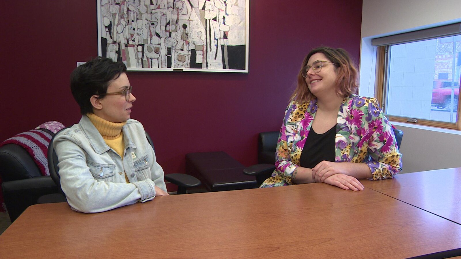 Zoé fortier et Émilie Lebel discutent.