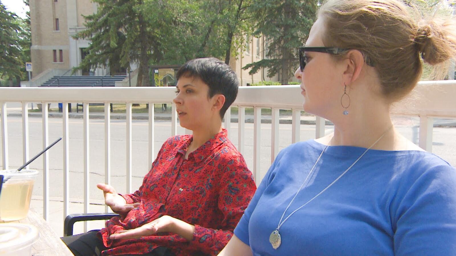 Zoé Fortier assise sur une terrasse.