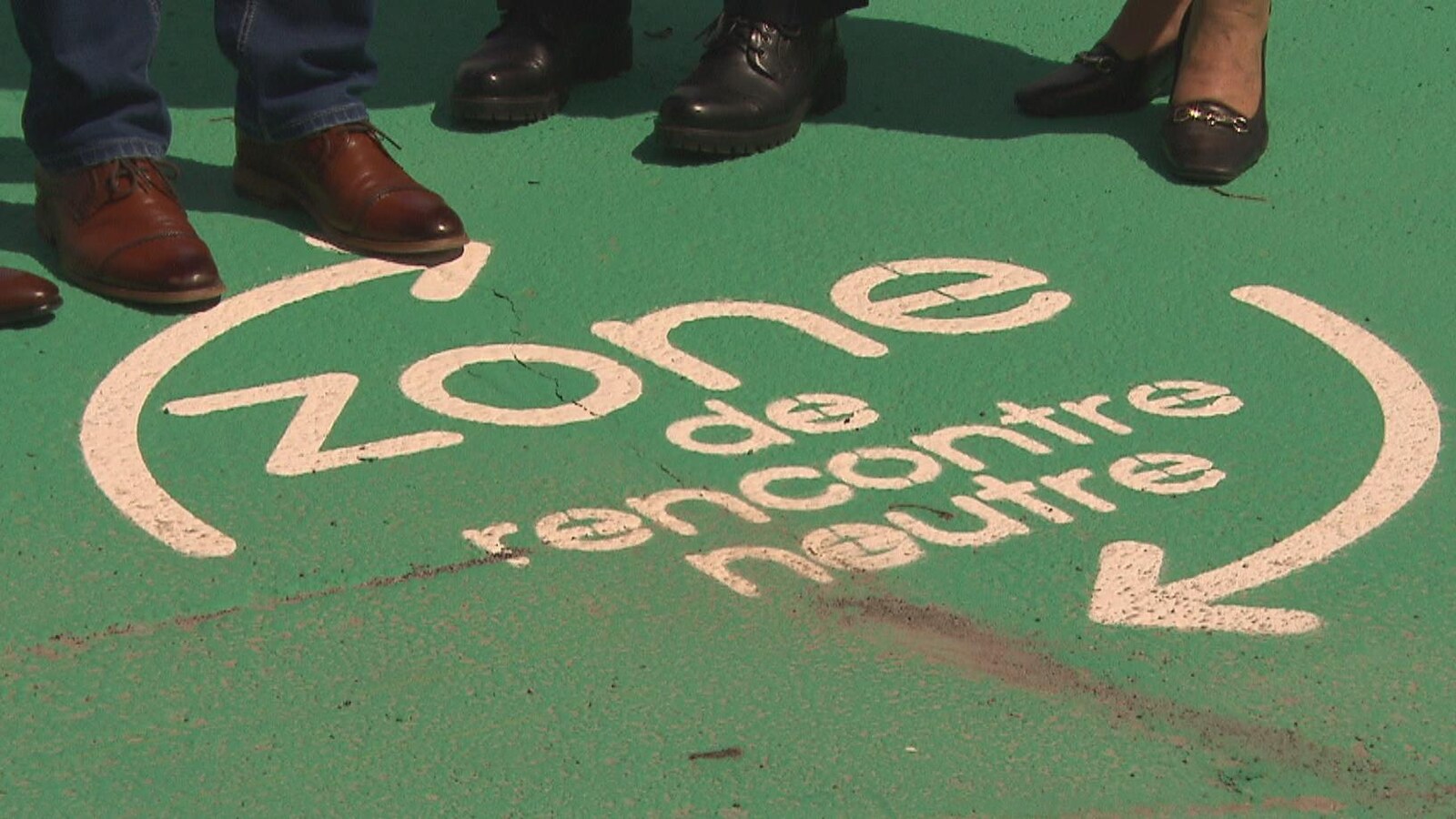 Des gens dont on ne voit que les chaussures se trouvent dans la zone de rencontre neutre à Sherbrooke.