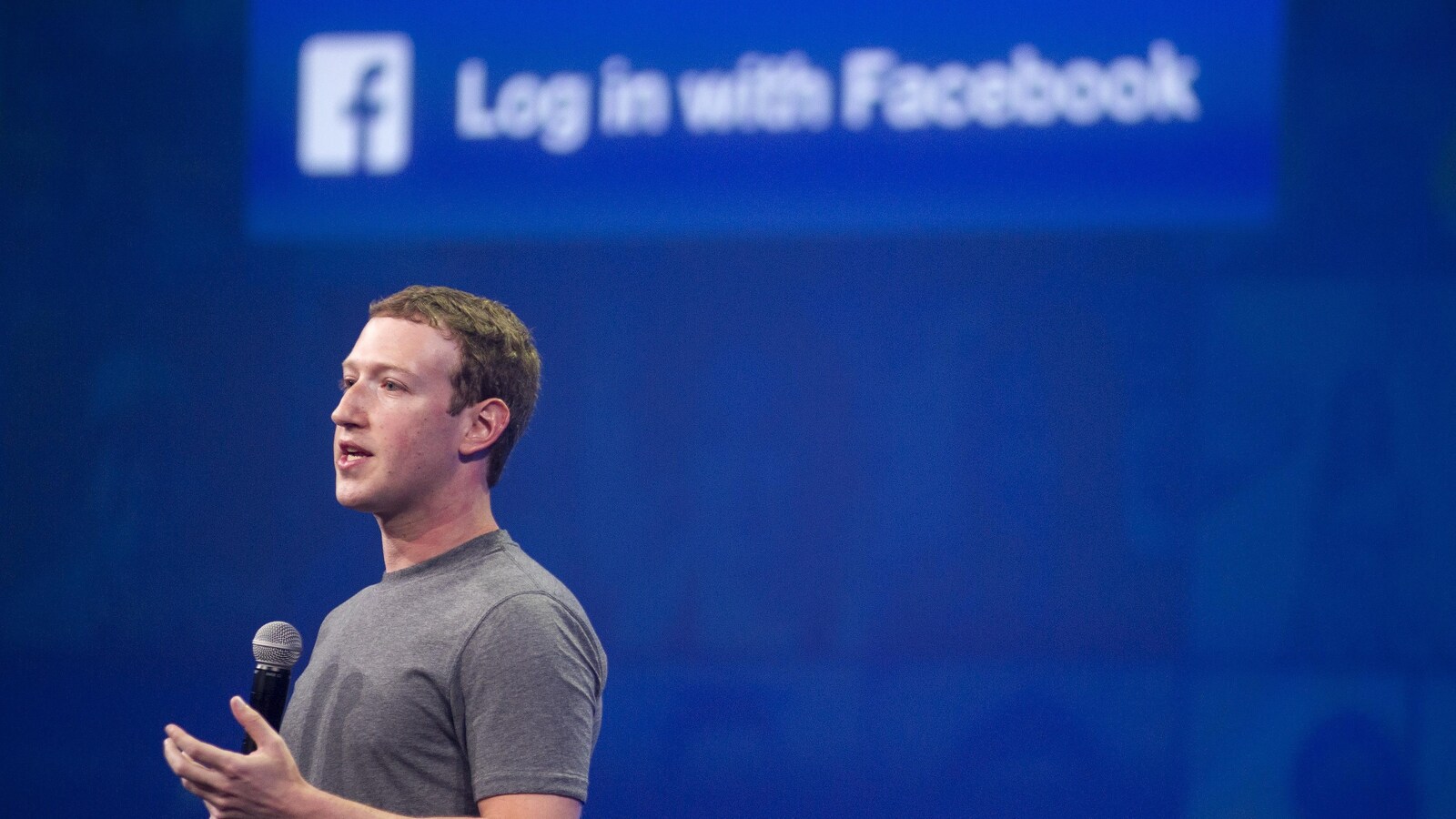 Mark Zuckerberg parlant avec un microphone lors d'une conférence