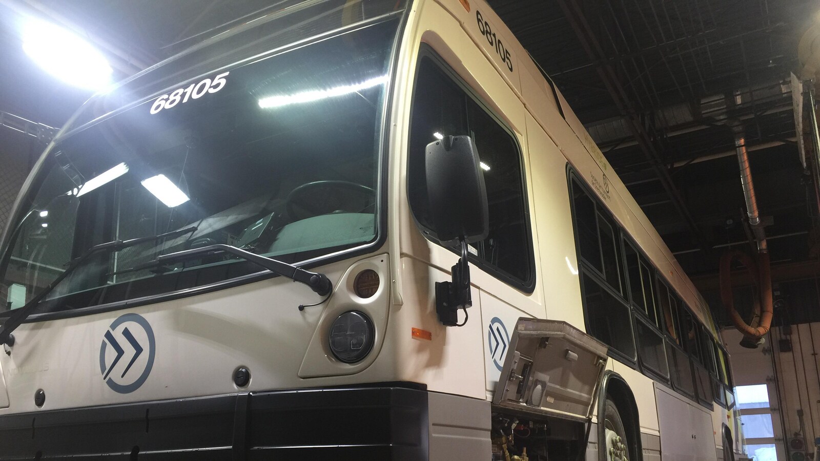 Un autobus de la STS, de type hybride Nova Bus, immobilisé pour inspection mécanique.