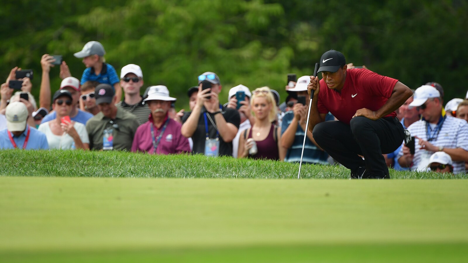 Tiger Woods est encore dans la course à trois coups du meneur, Brooks Koepka.