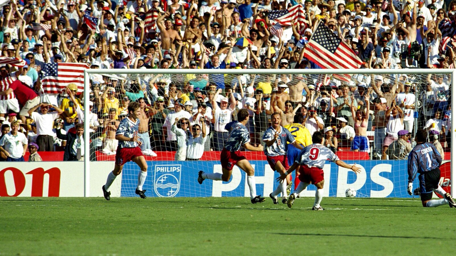 L'Américain Ernie Stewarr célèbre un but contre son camp d'Andres Escobar, de la Colombie.