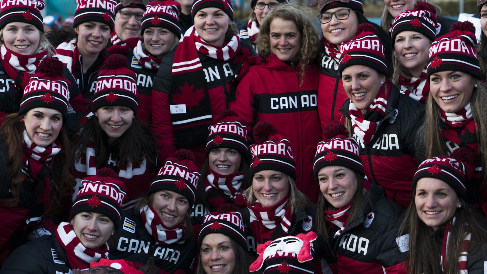 La gouverneure générale du Canada, Julie Payette, pose pour la photo avec les athlètes canadiens aux JO de 2018, en Corée du Sud