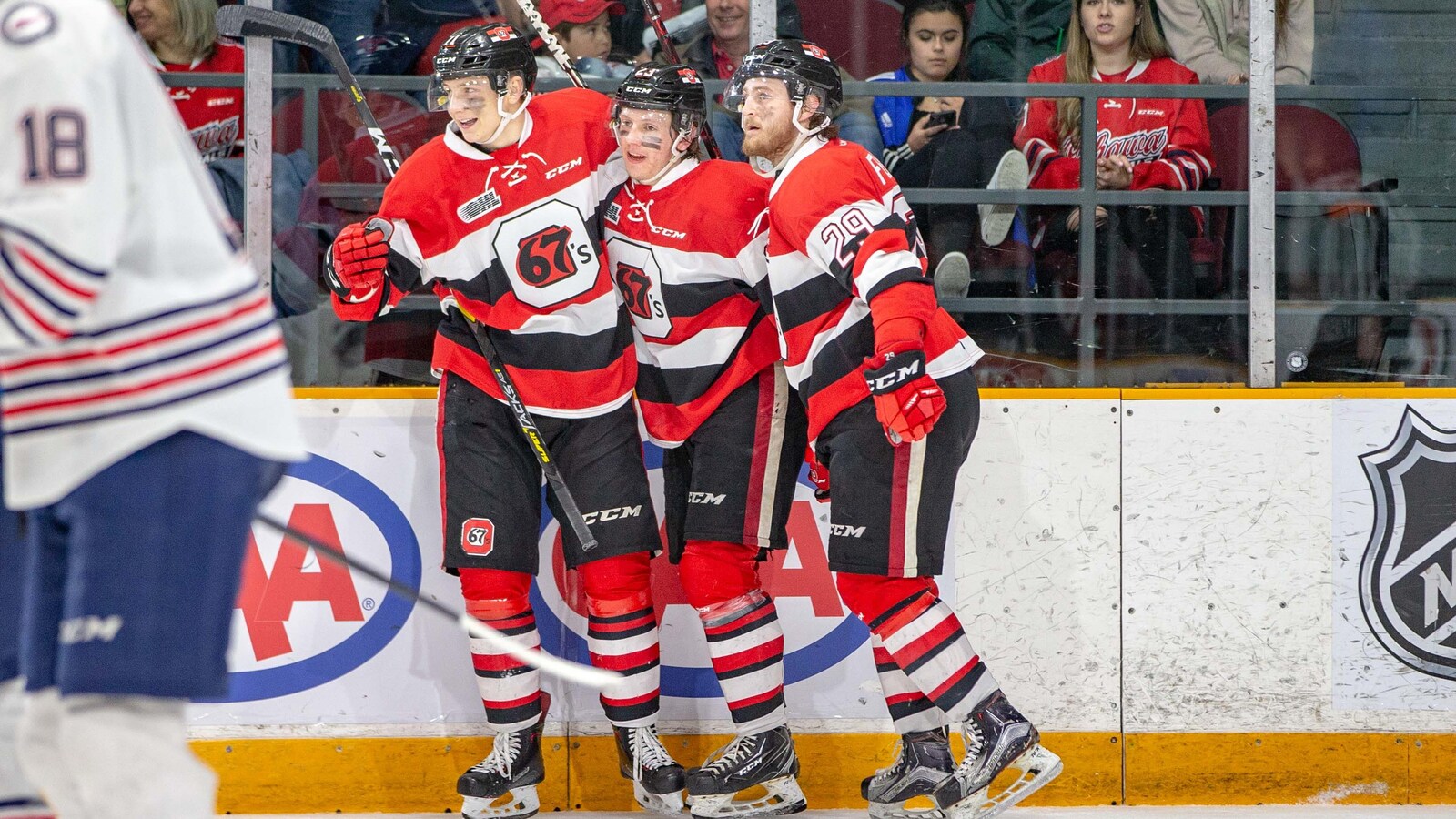 Trois joueurs d'une même équipe célèbrent un but