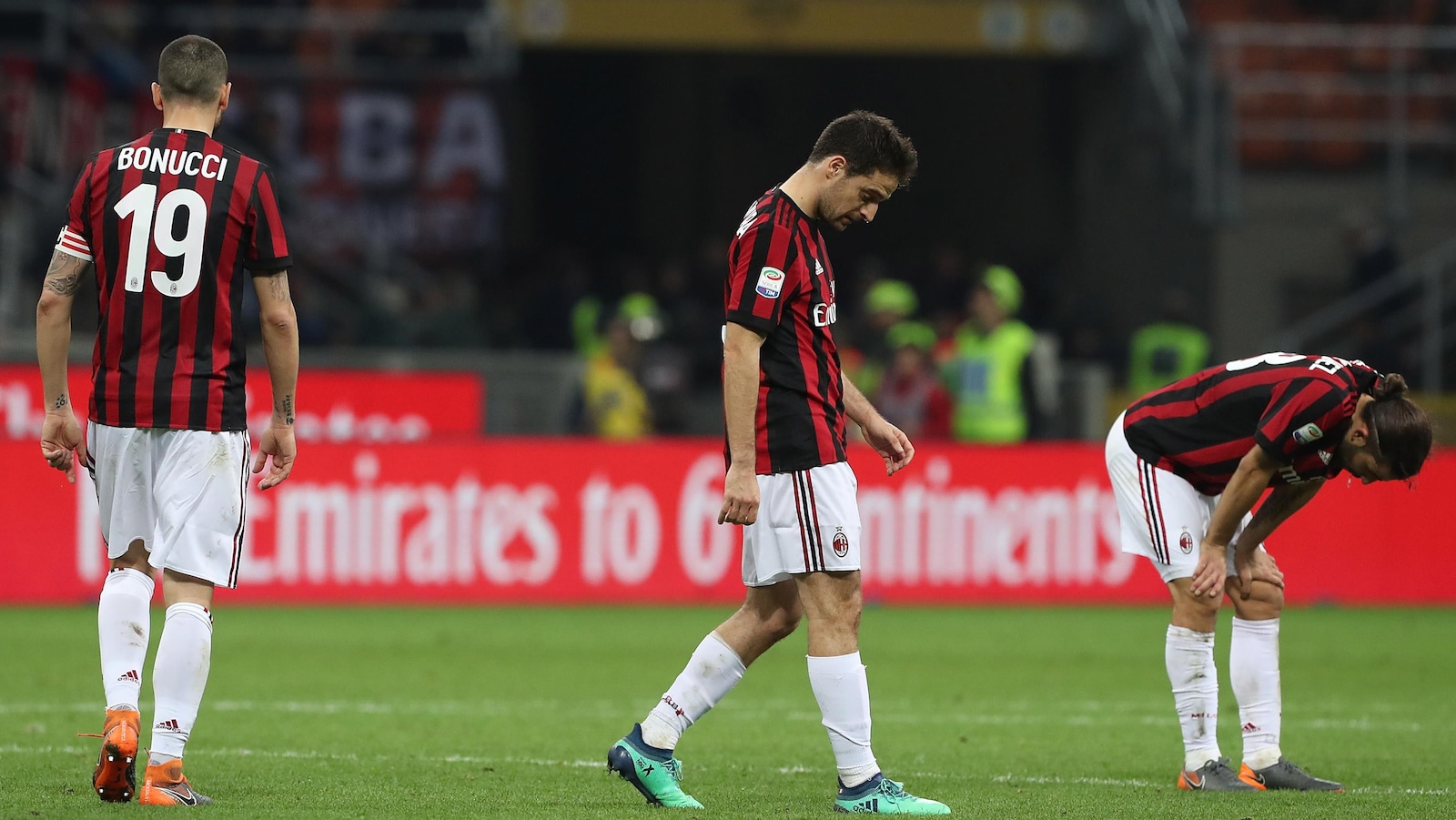 Leonardo Bonucci, Giacomo Bonaventura et Ricardo Rodriguez sont tristes sur le terrain.