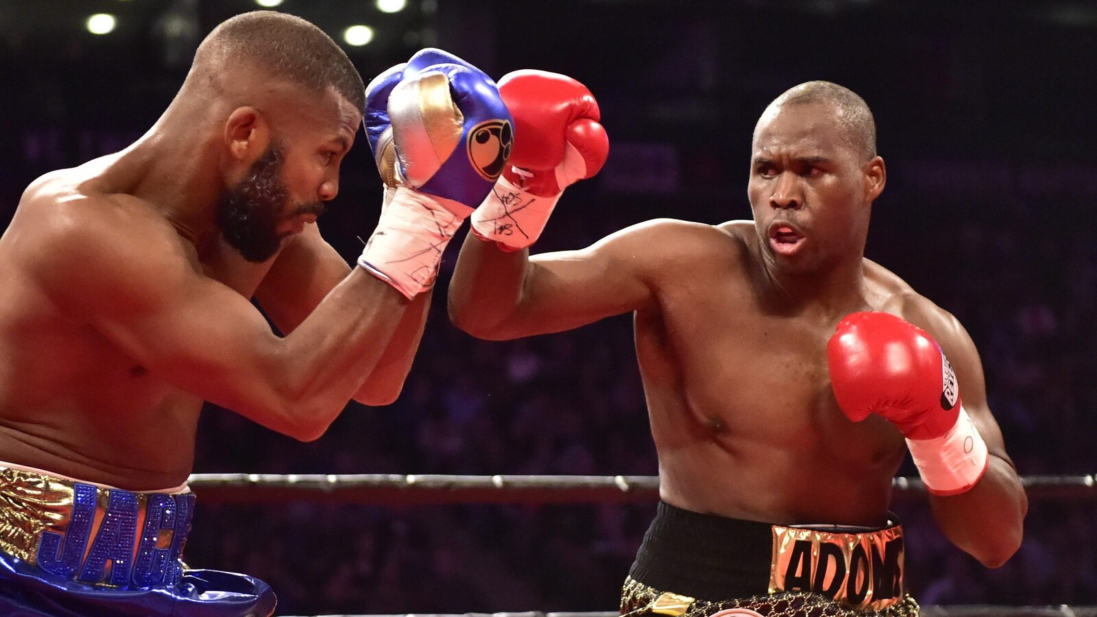 Adonis Stevenson, à droite, échange des coups avec son adversaire, Badou Jack.